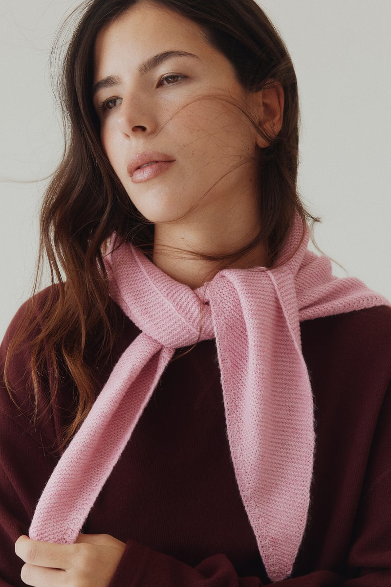 Garter-Stitched Triangle Scarf from  H&M