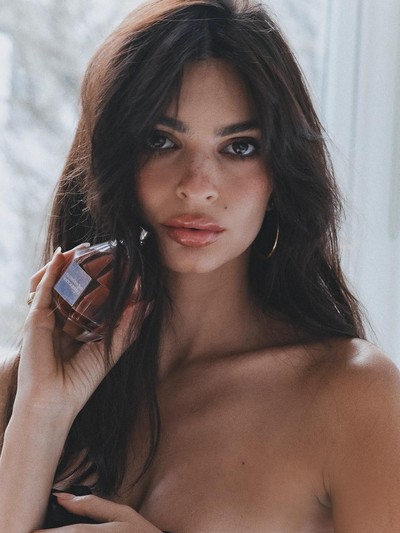 Emily Ratajkowski Chats Make-up, Skincare & Fragrance Favourites