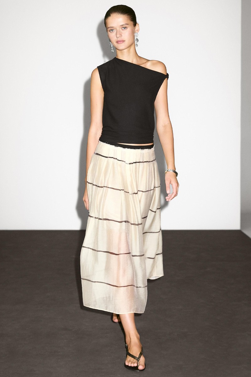 Asymmetric Top With Knot Detail